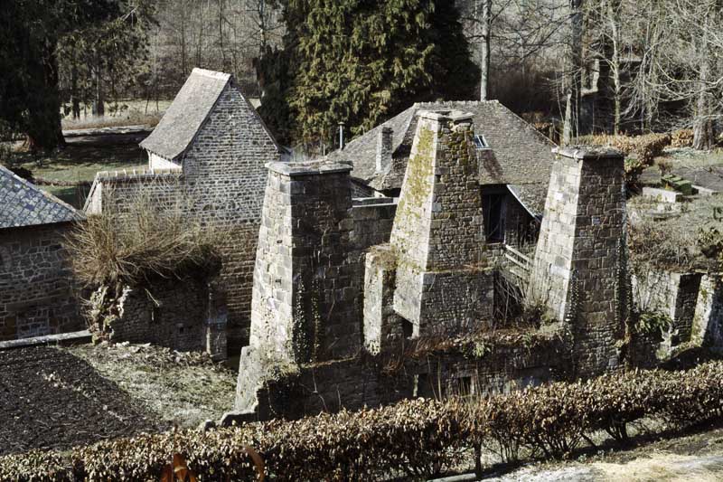 Champsecret. Usine de fabrication des métaux. Affinerie de Varenne. Vue d'ensemble des cheminées.