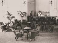 Le bar du casino de Trouville.- Photographie ancienne, H. Baranger, 1938. Tirage original sur papier, n. et b., 21,9 x 16,1 cm. (Musée municipal, Villa Montebello, Trouville-sur-Mer. 000.1.341).