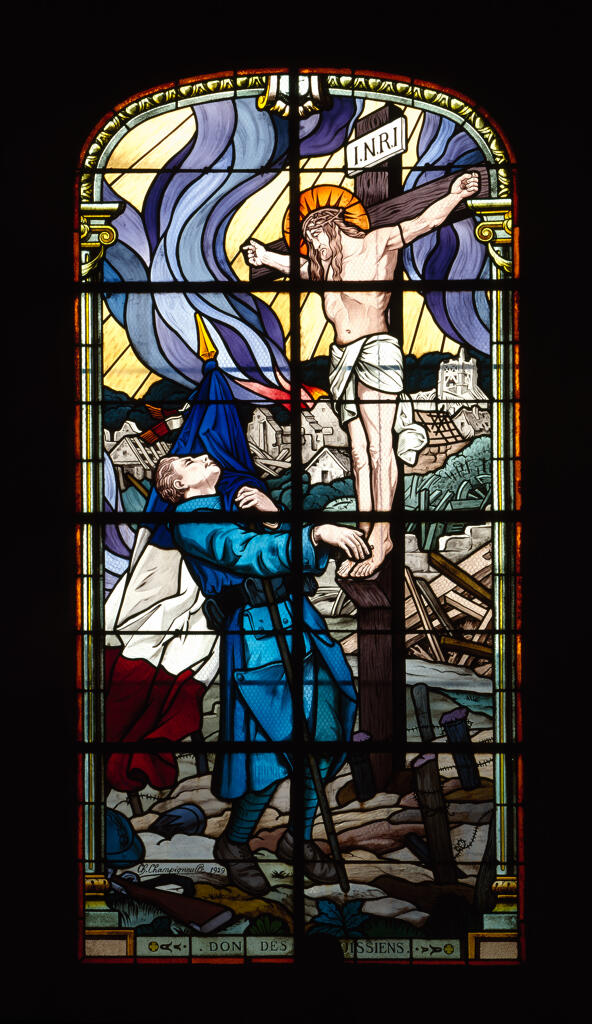 Verrière historiée et commémorative de la guerre de 1914-1918 : Apparition du Christ en Croix à un soldat mourant (baie 5)